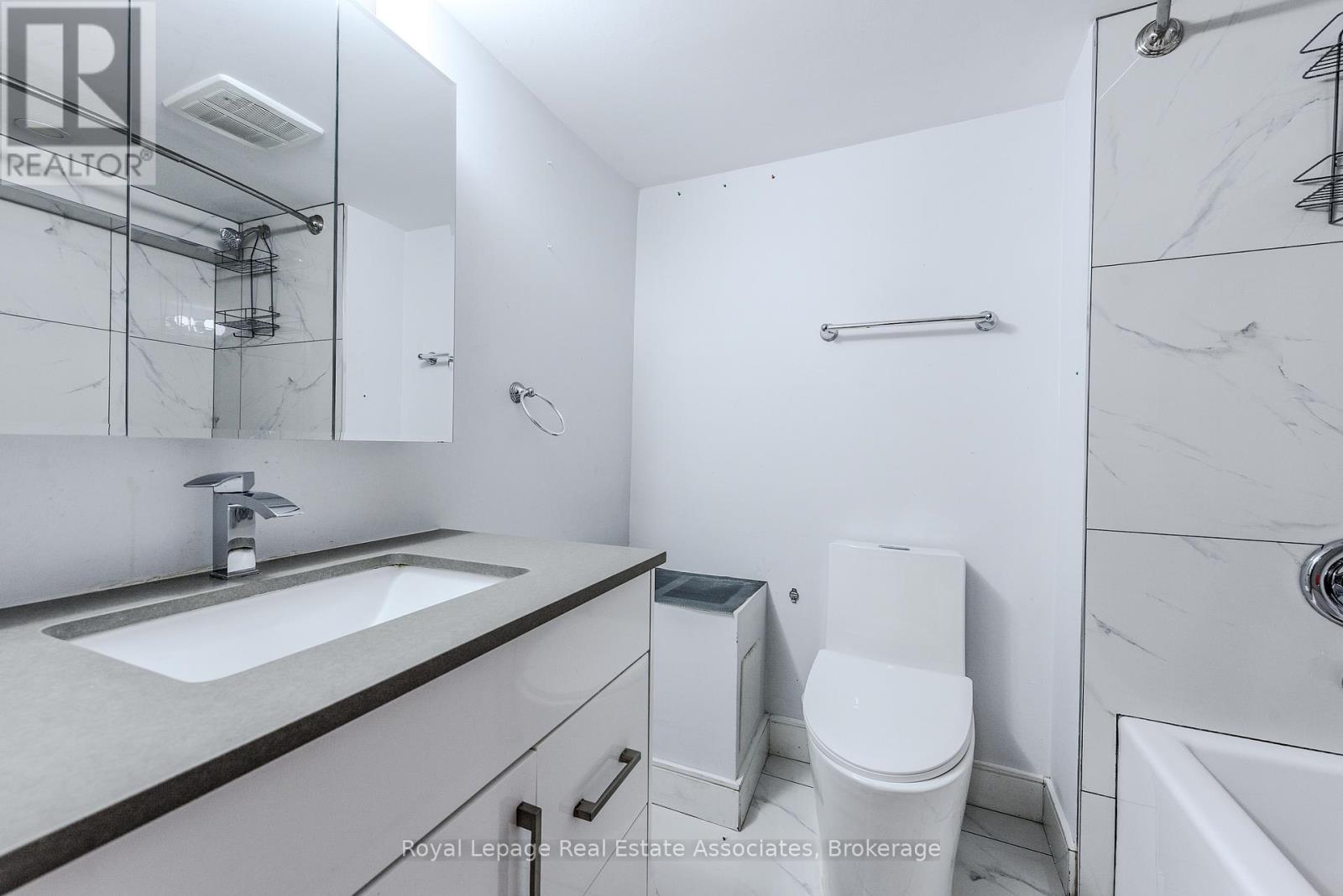 Photo 13 of 631 Ashprior Avenue, Mississauga ON