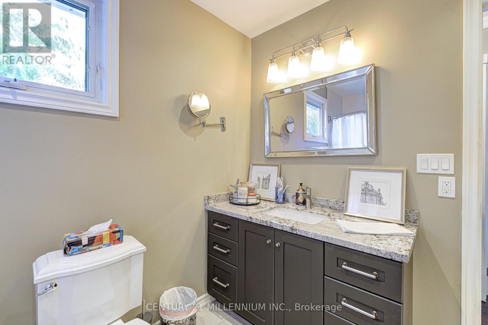 Photo 32 of 17 Evesham Crescent, Brampton ON