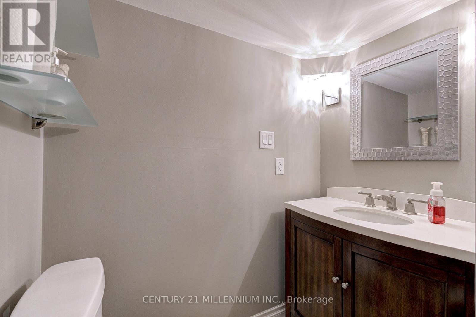 Photo 41 of 17 Evesham Crescent, Brampton ON
