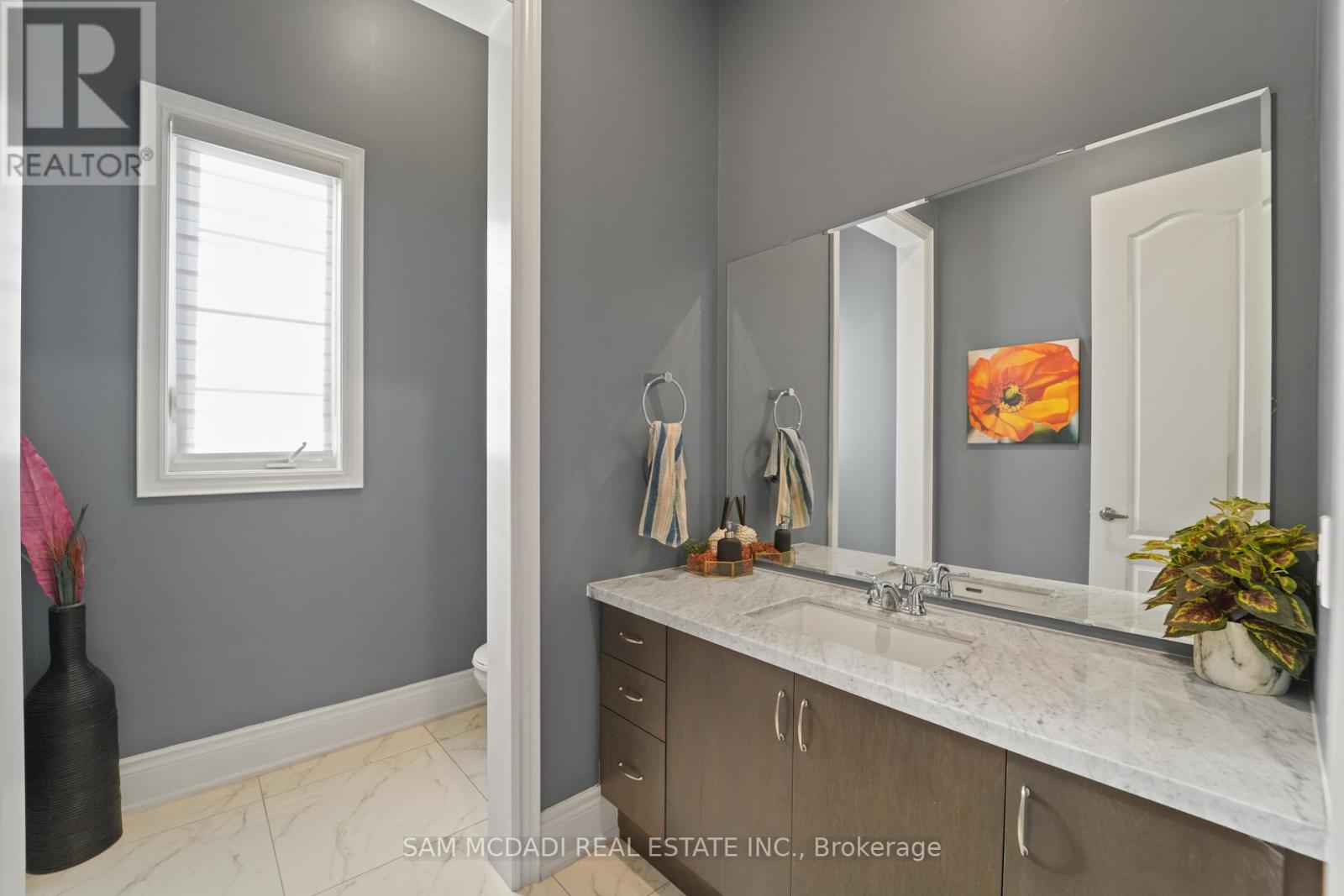 Photo 25 of 40 Quintette Close, Brampton ON