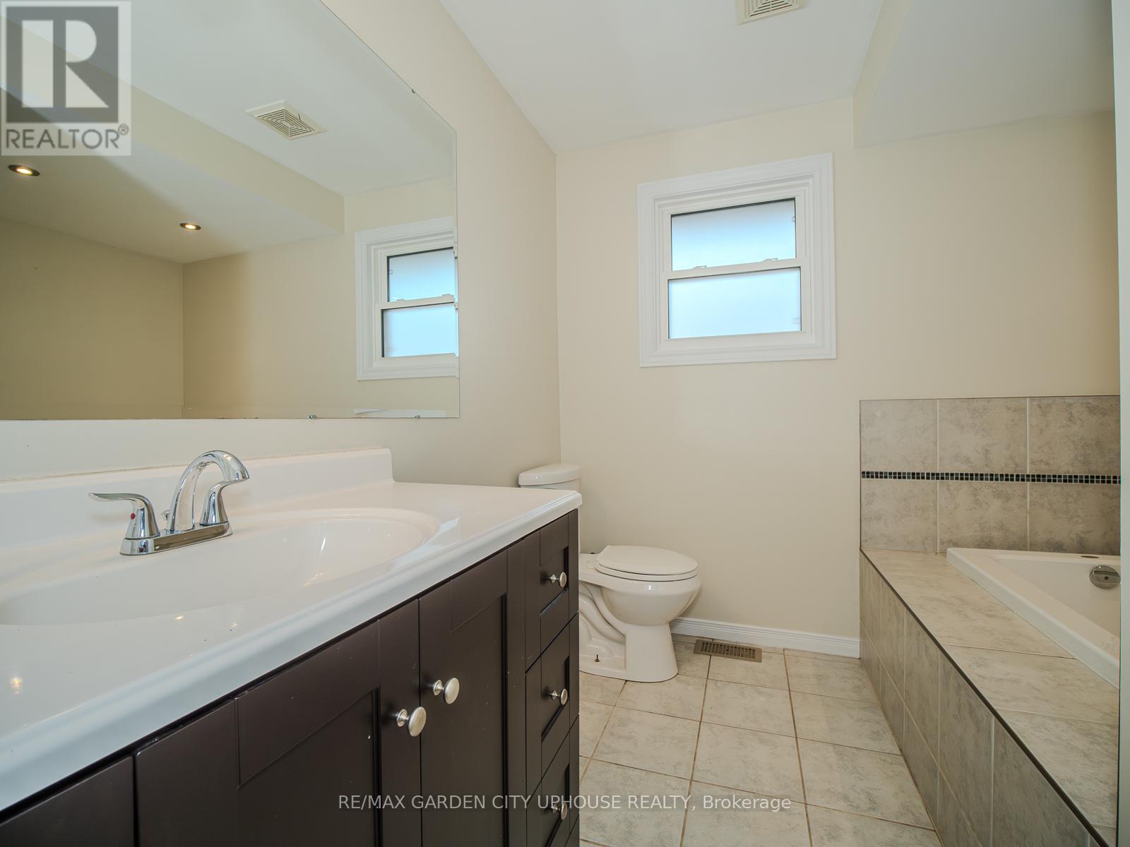 Photo 14 of 7722 Ronnie Crescent, Niagara Falls ON
