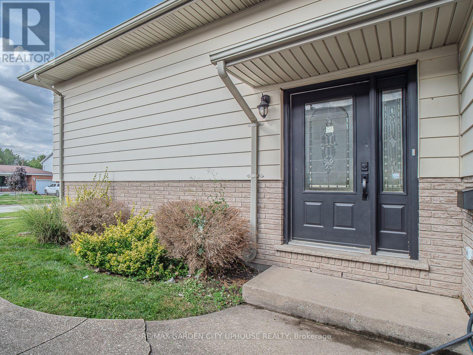 Photo 2 of 7722 Ronnie Crescent, Niagara Falls ON