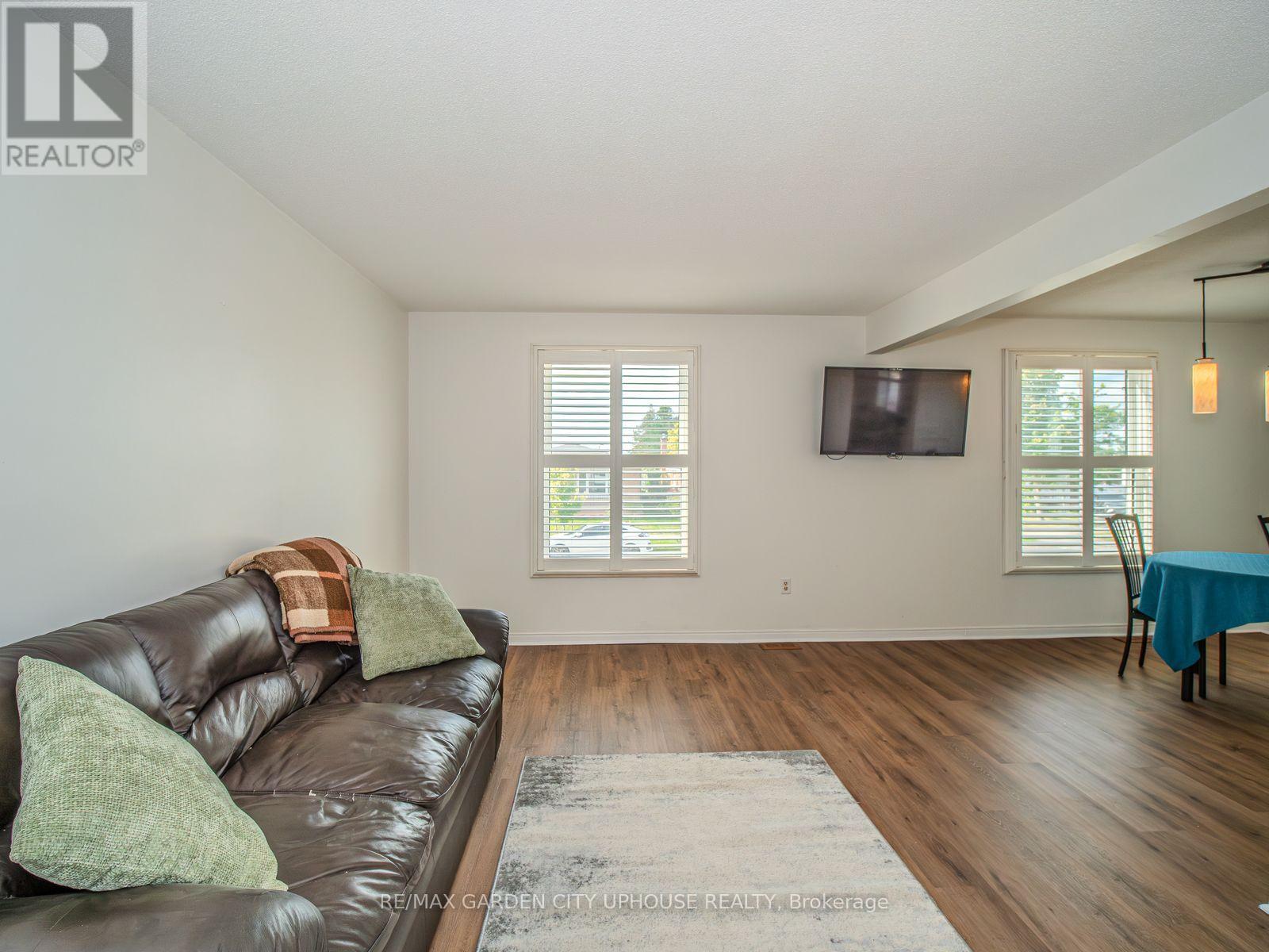 Photo 5 of 7722 Ronnie Crescent, Niagara Falls ON
