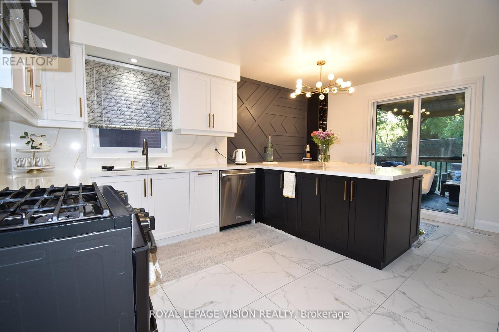 Photo 3 of 28 Valley Centre Drive, Toronto ON