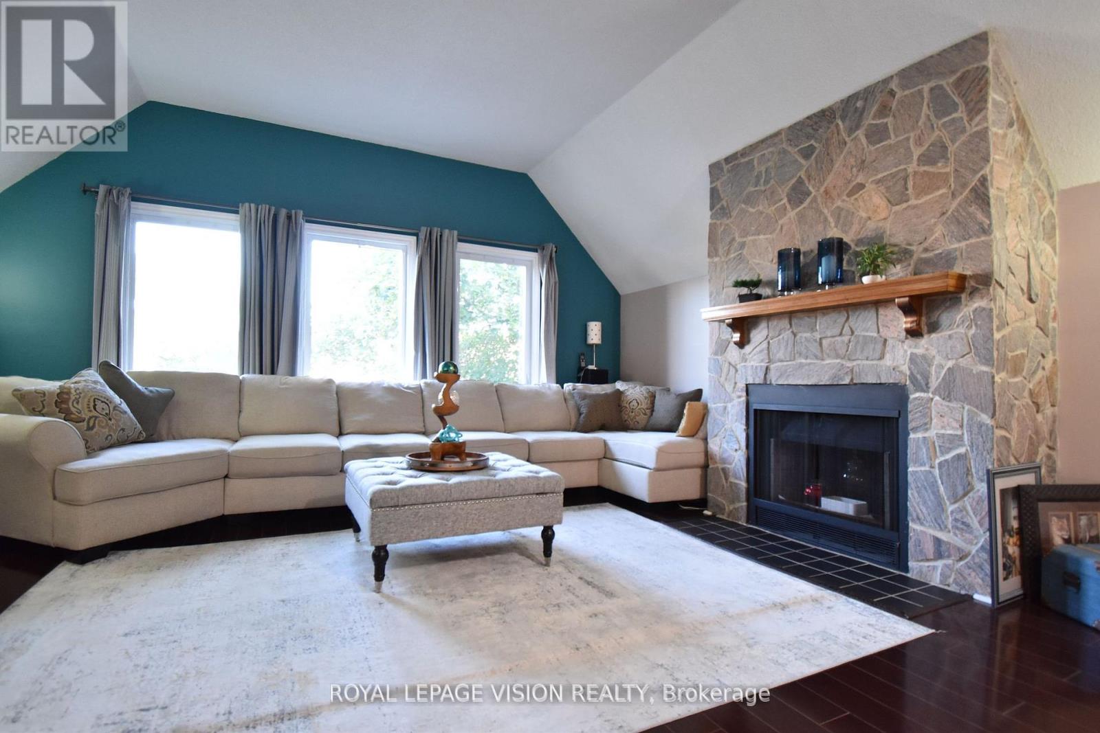 Photo 12 of 28 Valley Centre Drive, Toronto ON