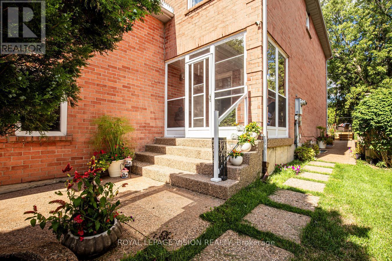 Photo 10 of 28 Valley Centre Drive, Toronto ON