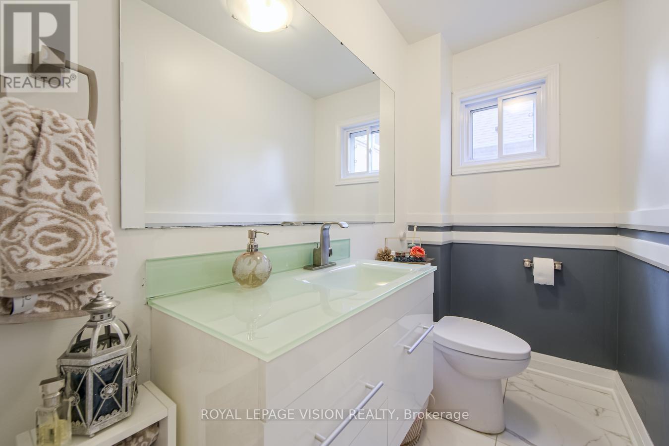 Photo 11 of 28 Valley Centre Drive, Toronto ON
