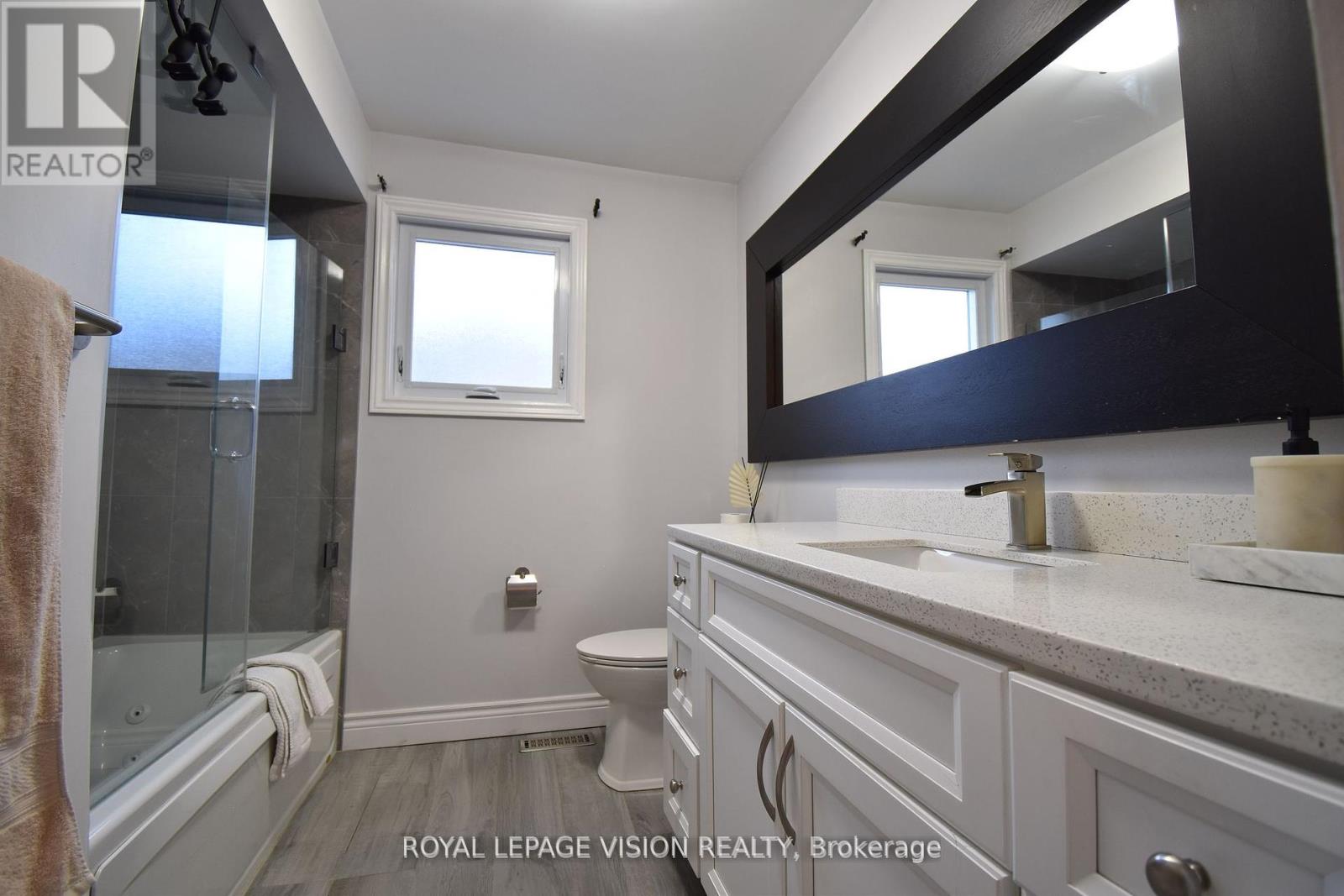 Photo 14 of 28 Valley Centre Drive, Toronto ON