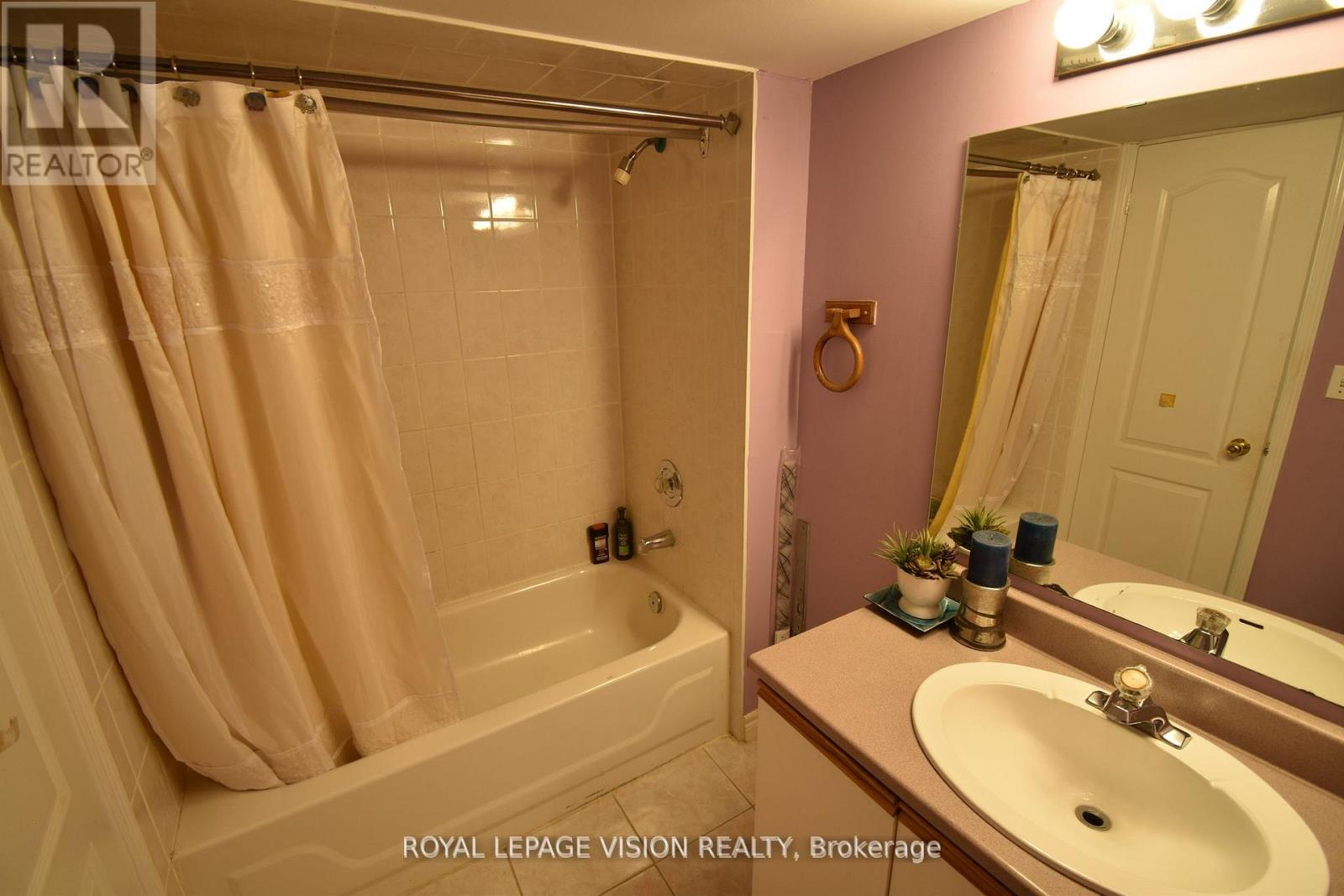 Photo 24 of 28 Valley Centre Drive, Toronto ON