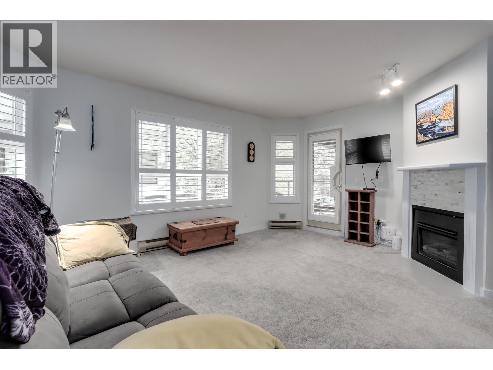 Photo 10 of 205 1535 Chesterfield Avenue, North Vancouver BC