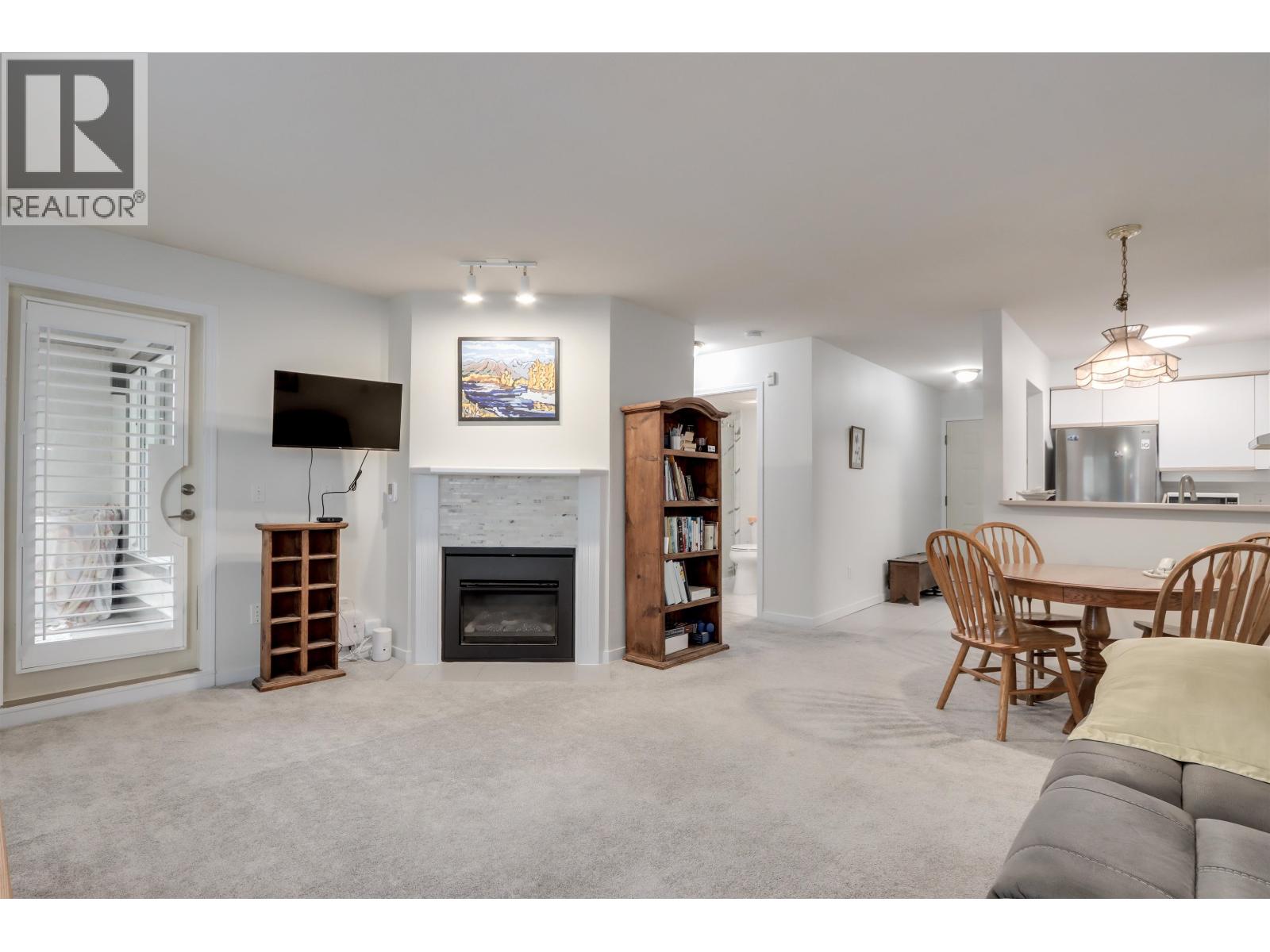 Photo 11 of 205 1535 Chesterfield Avenue, North Vancouver BC