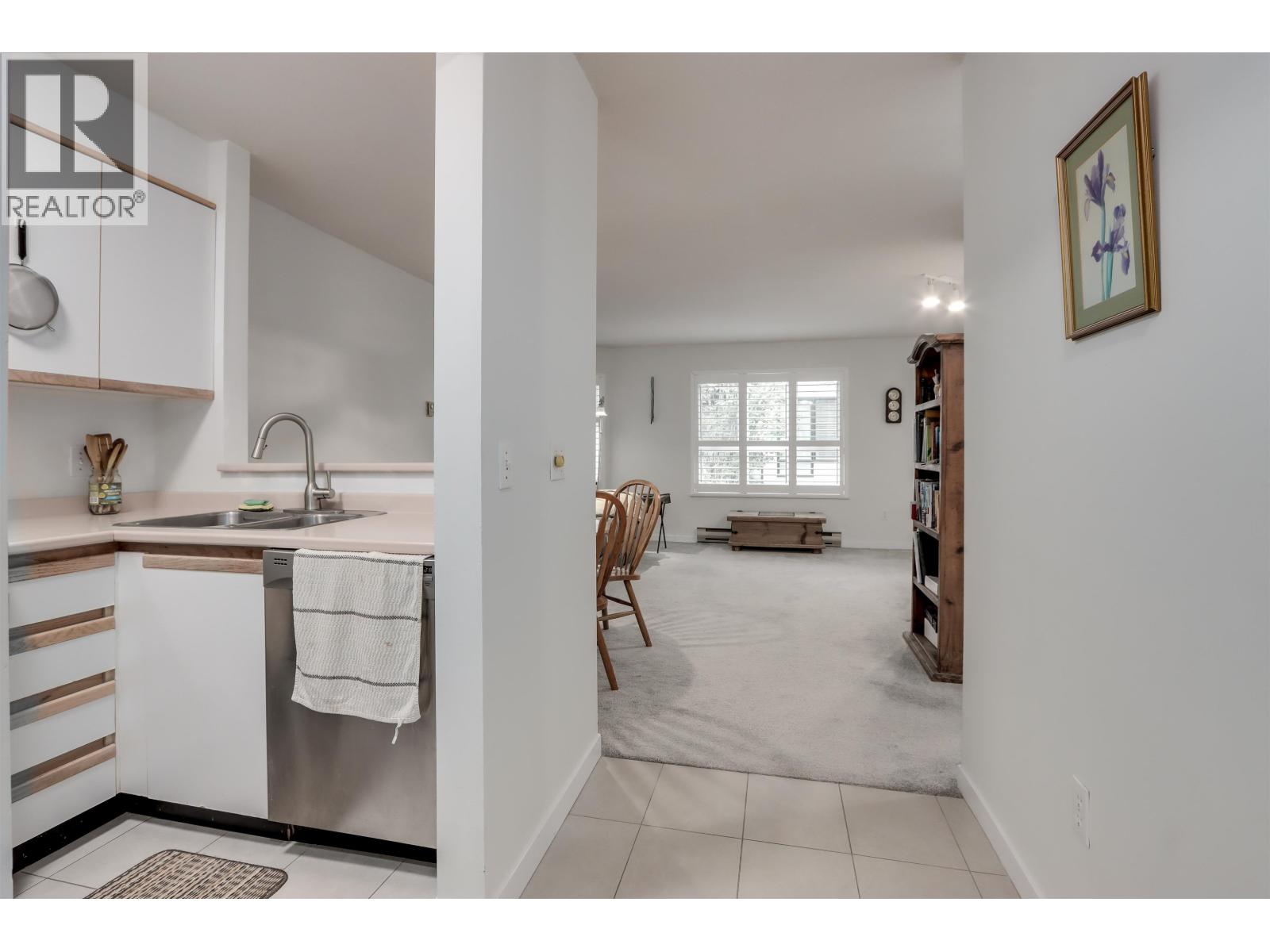 Photo 2 of 205 1535 Chesterfield Avenue, North Vancouver BC