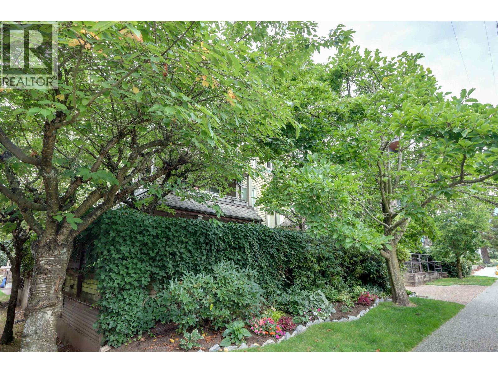 Photo 21 of 205 1535 Chesterfield Avenue, North Vancouver BC