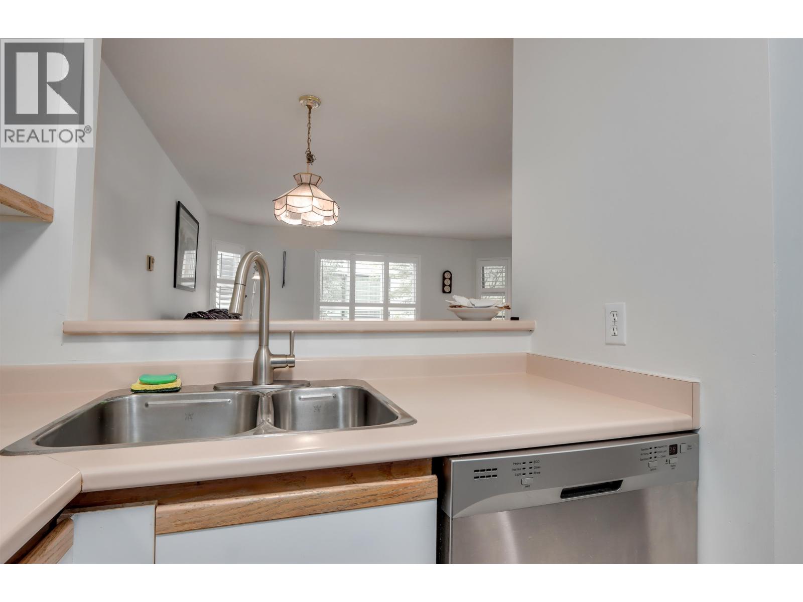 Photo 4 of 205 1535 Chesterfield Avenue, North Vancouver BC