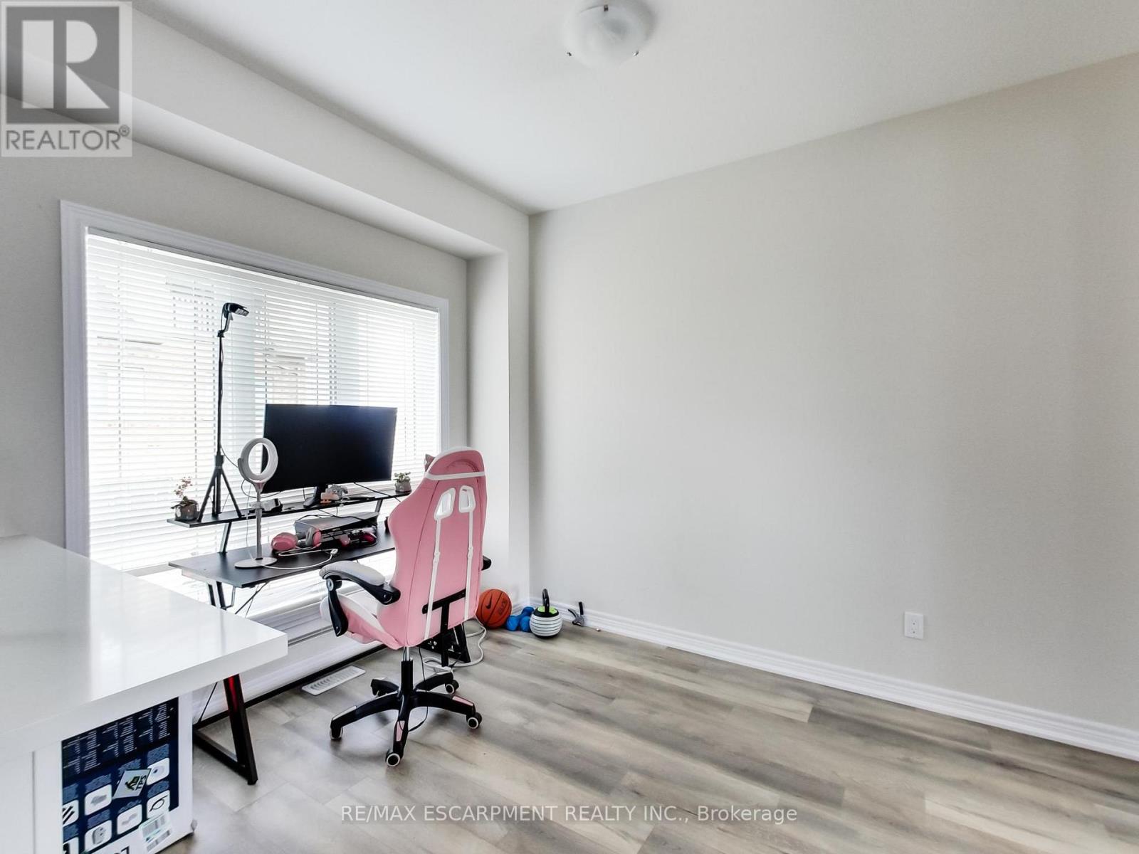 Photo 11 of 23 19 Picardy Drive, Hamilton ON