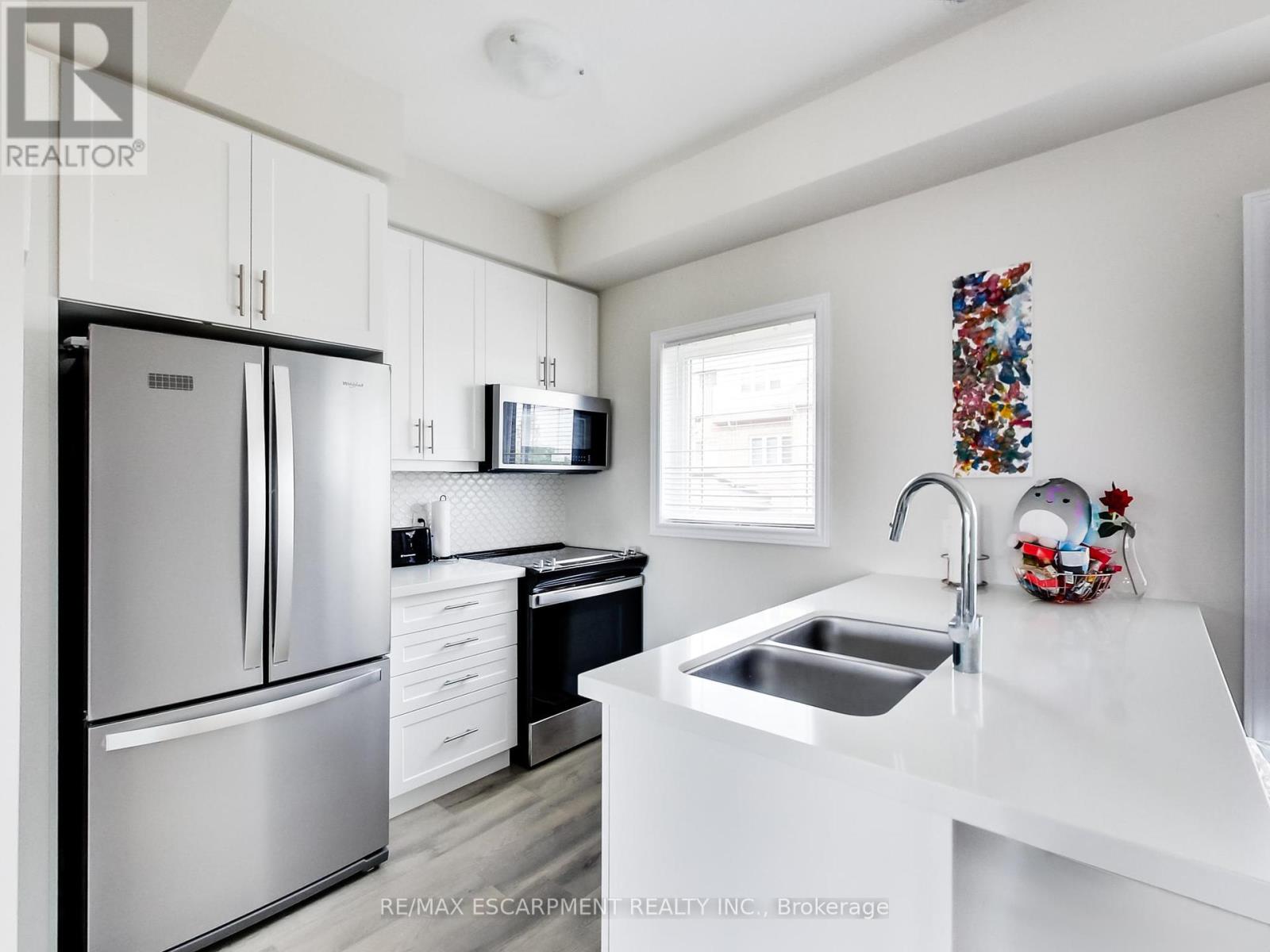 Photo 13 of 23 19 Picardy Drive, Hamilton ON