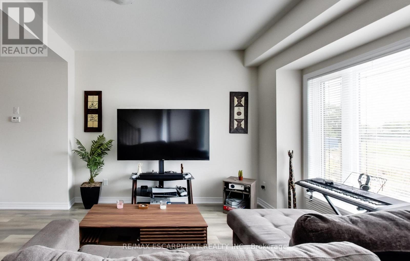 Photo 18 of 23 19 Picardy Drive, Hamilton ON