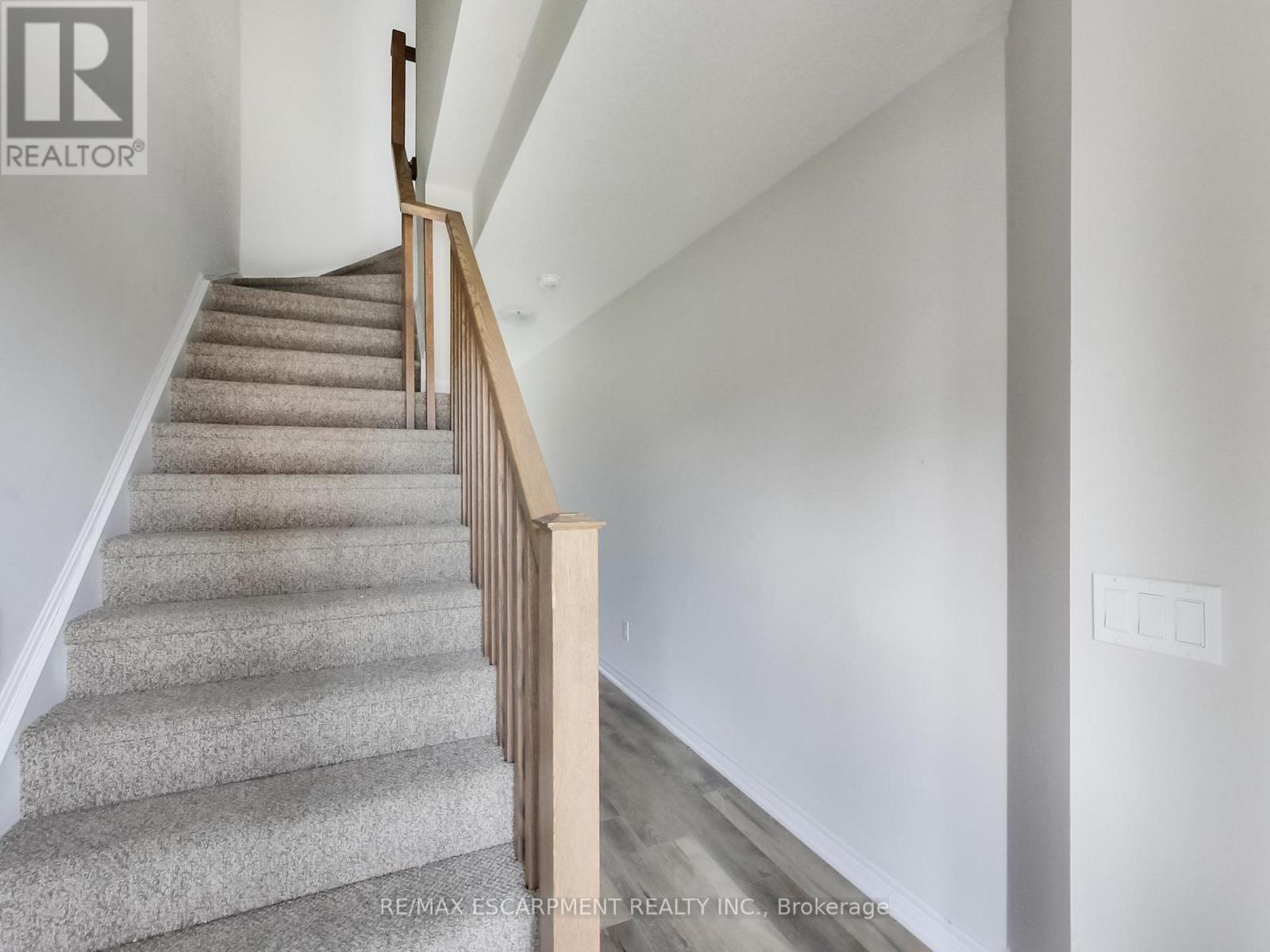 Photo 2 of 23 19 Picardy Drive, Hamilton ON