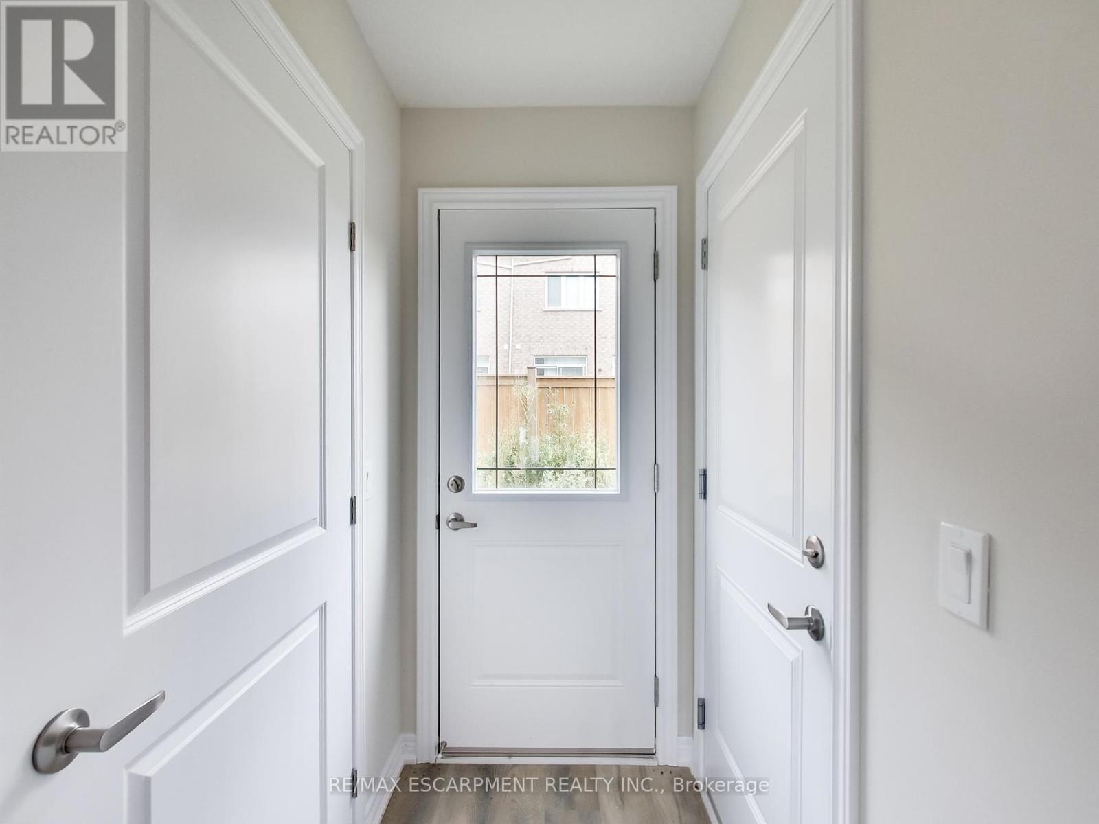 Photo 4 of 23 19 Picardy Drive, Hamilton ON
