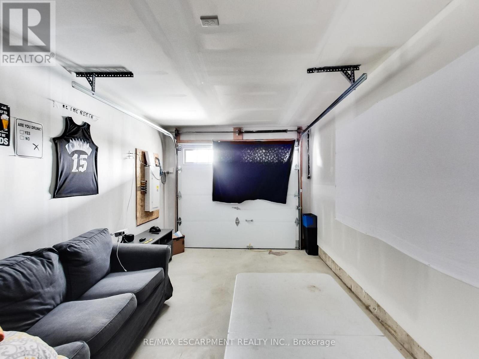 Photo 5 of 23 19 Picardy Drive, Hamilton ON