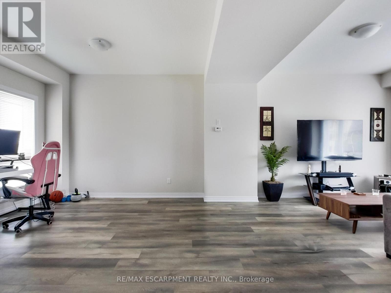 Photo 7 of 23 19 Picardy Drive, Hamilton ON