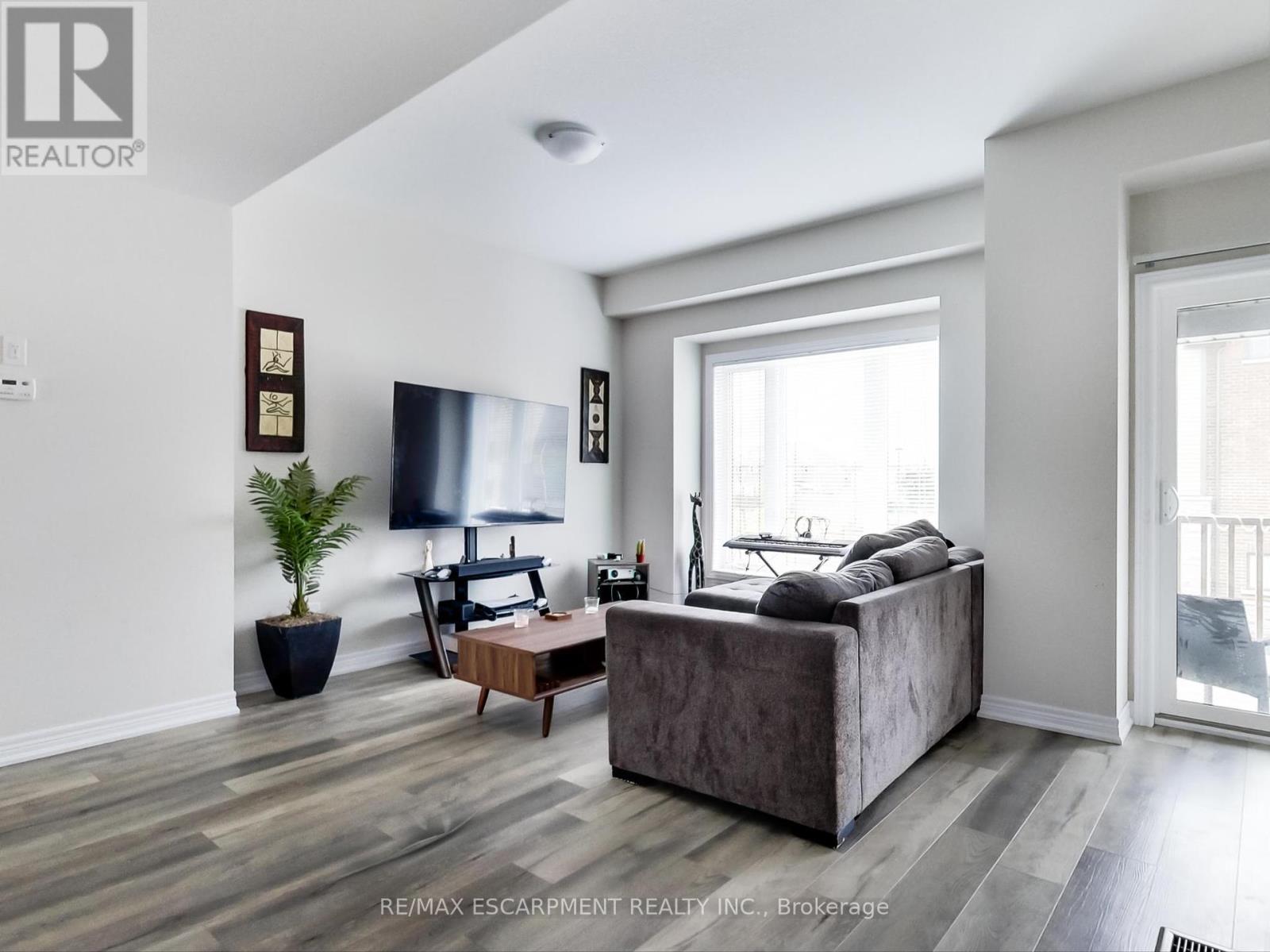 Photo 8 of 23 19 Picardy Drive, Hamilton ON