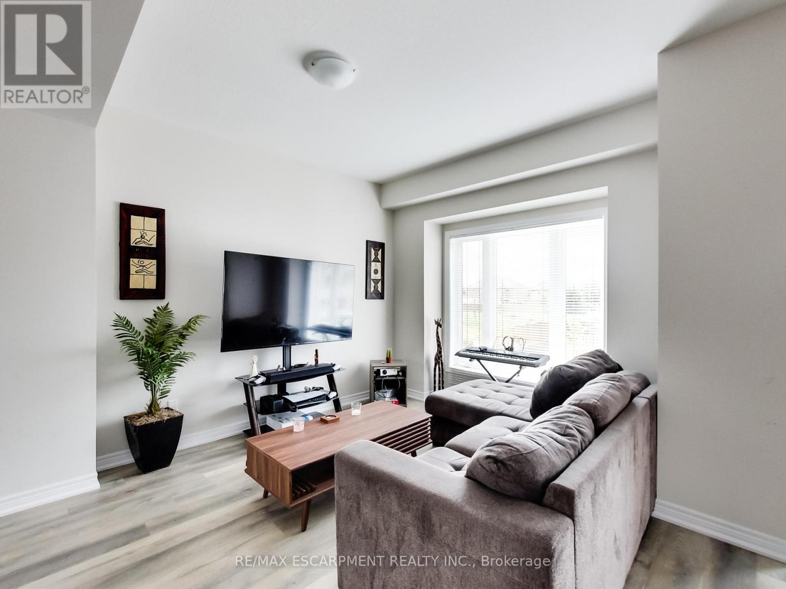 Photo 9 of 23 19 Picardy Drive, Hamilton ON