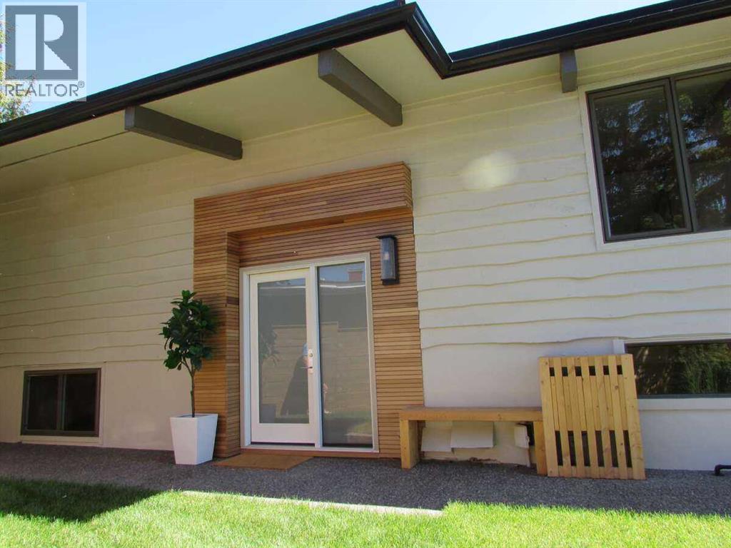 Photo 5 of 2724 Crawford Road Nw, Calgary AB