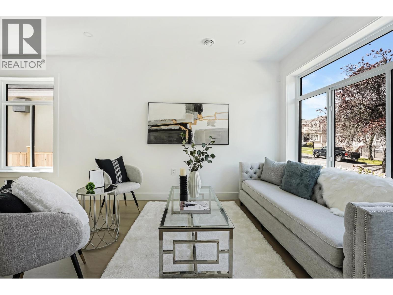 Photo 3 of 2262 Newport Avenue, Vancouver BC