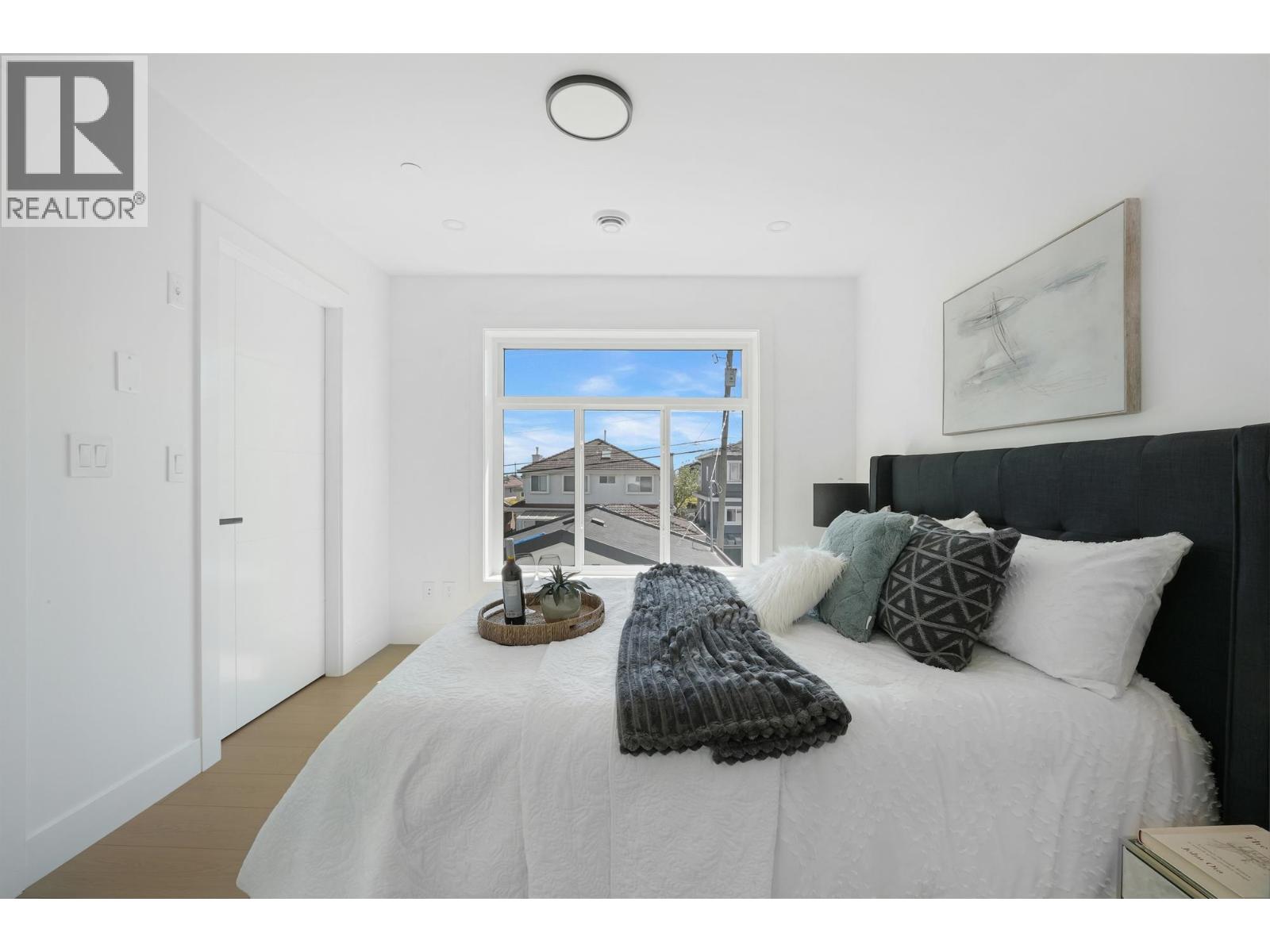 Photo 11 of 2262 Newport Avenue, Vancouver BC