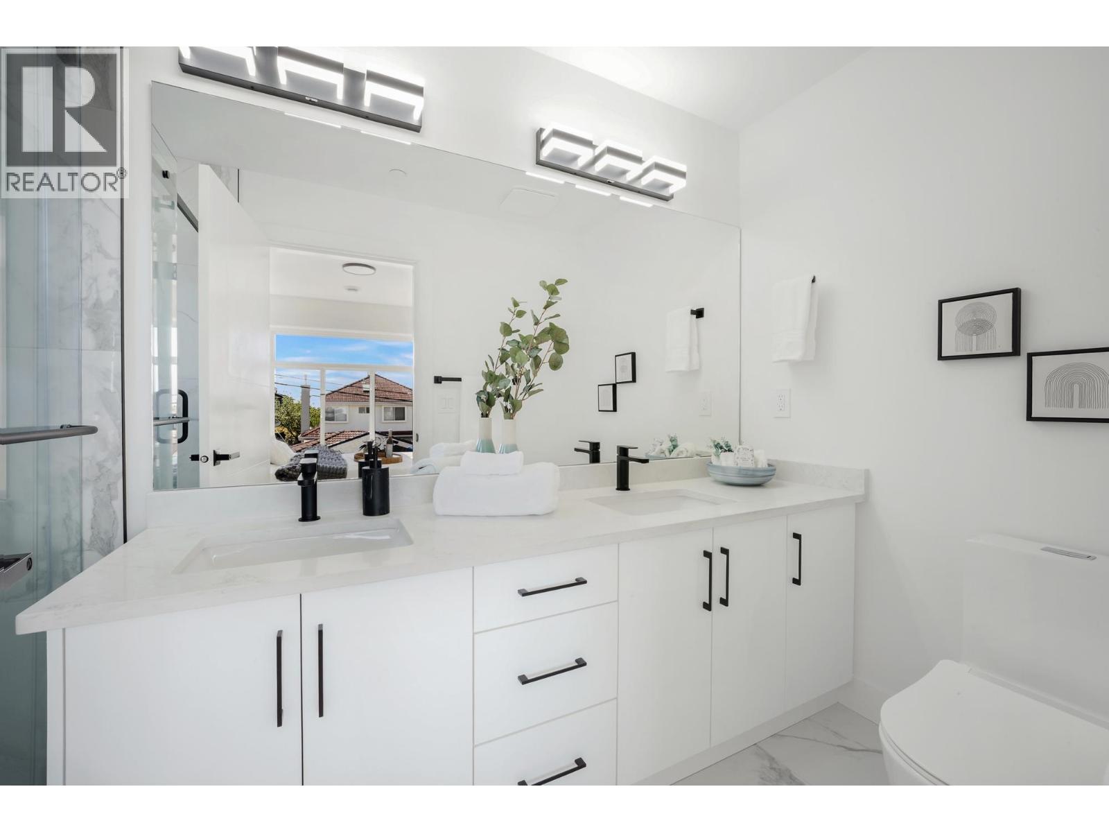 Photo 12 of 2262 Newport Avenue, Vancouver BC