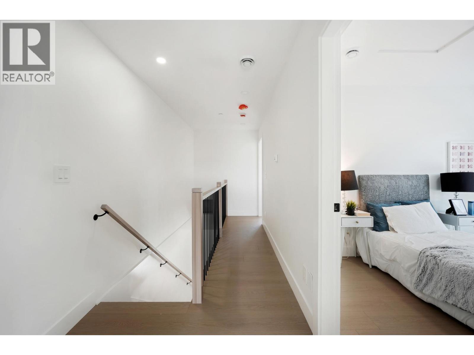 Photo 10 of 2262 Newport Avenue, Vancouver BC