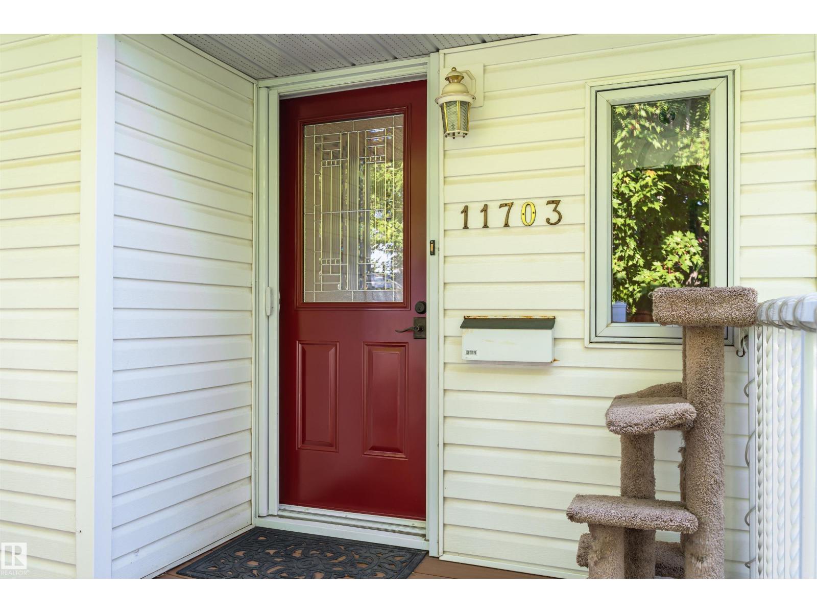 Photo 3 of 11703 135 B St Nw, Edmonton AB