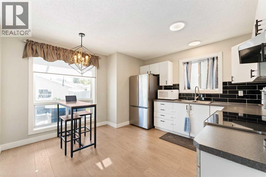 Photo 8 of 815 Erin Woods Drive Se, Calgary AB