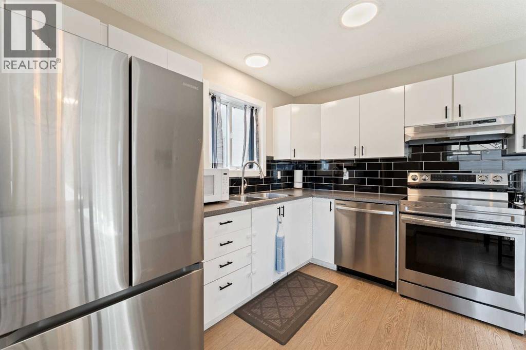Photo 11 of 815 Erin Woods Drive Se, Calgary AB