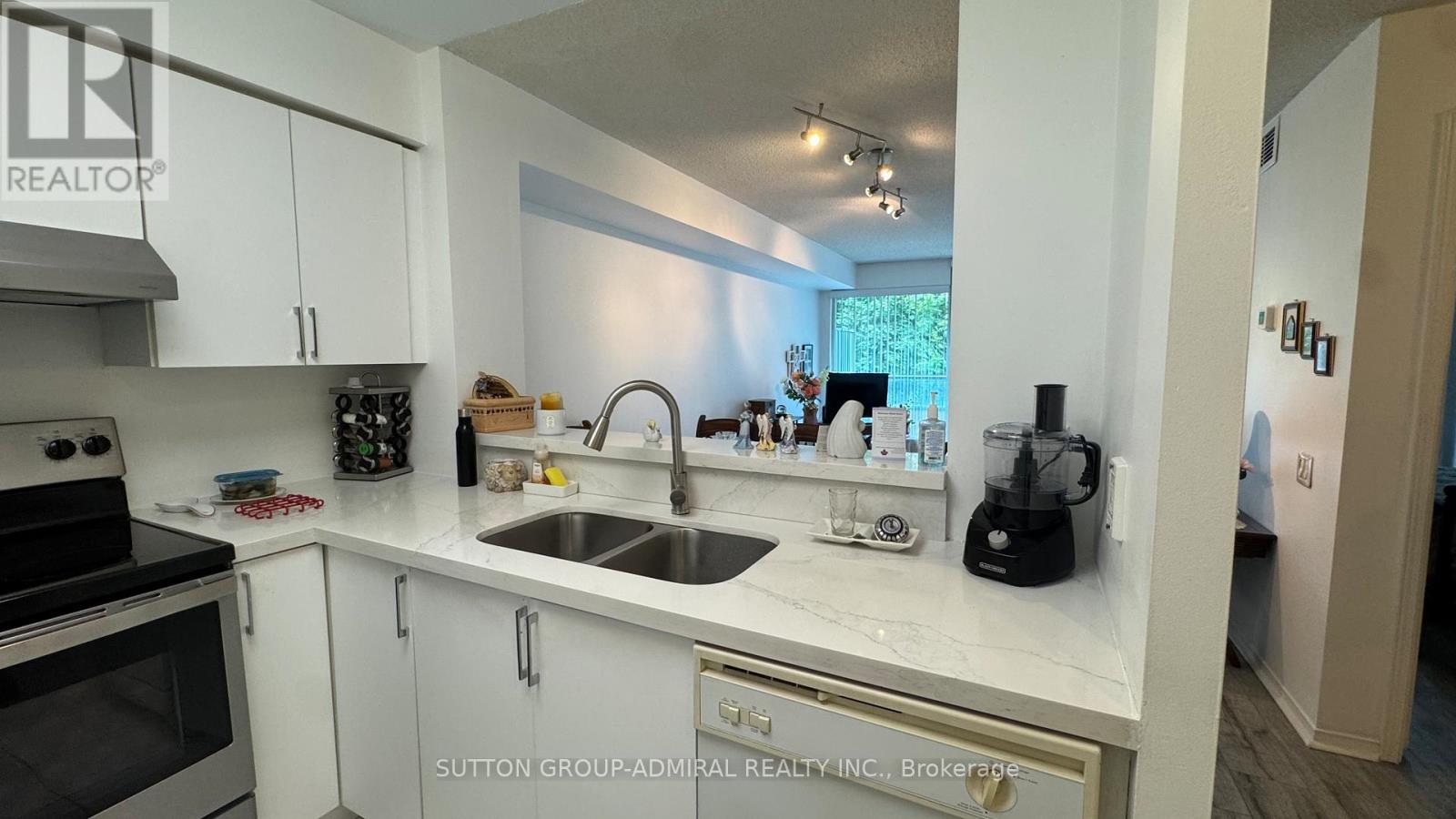 Photo 12 of 205 1 Emerald Lane, Vaughan ON