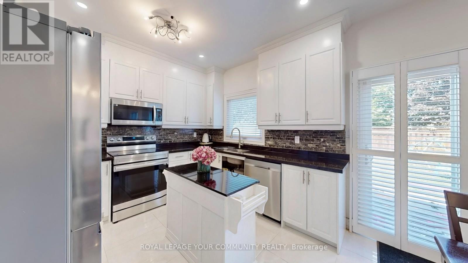 Photo 4 of 172 Humberland Drive, Richmond Hill ON