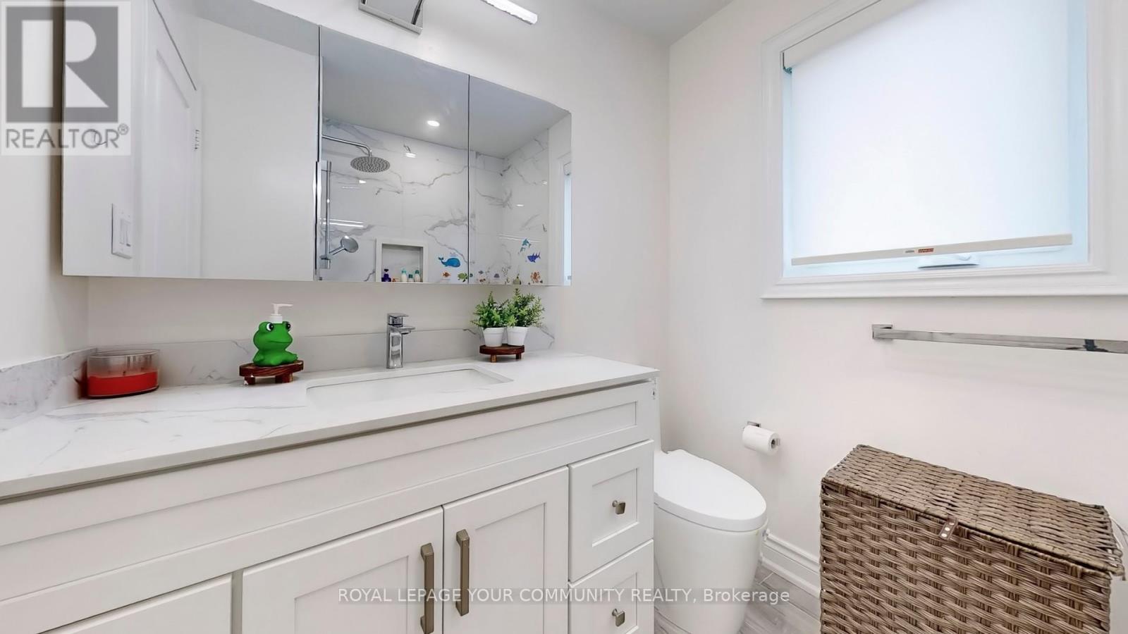 Photo 35 of 172 Humberland Drive, Richmond Hill ON