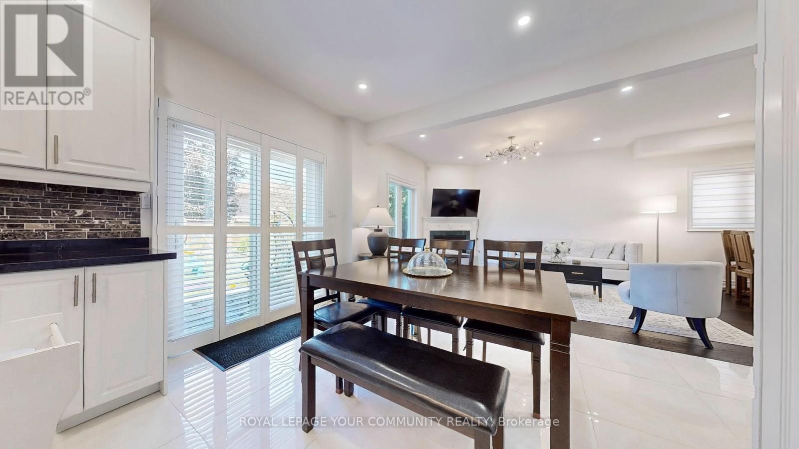 Photo 5 of 172 Humberland Drive, Richmond Hill ON