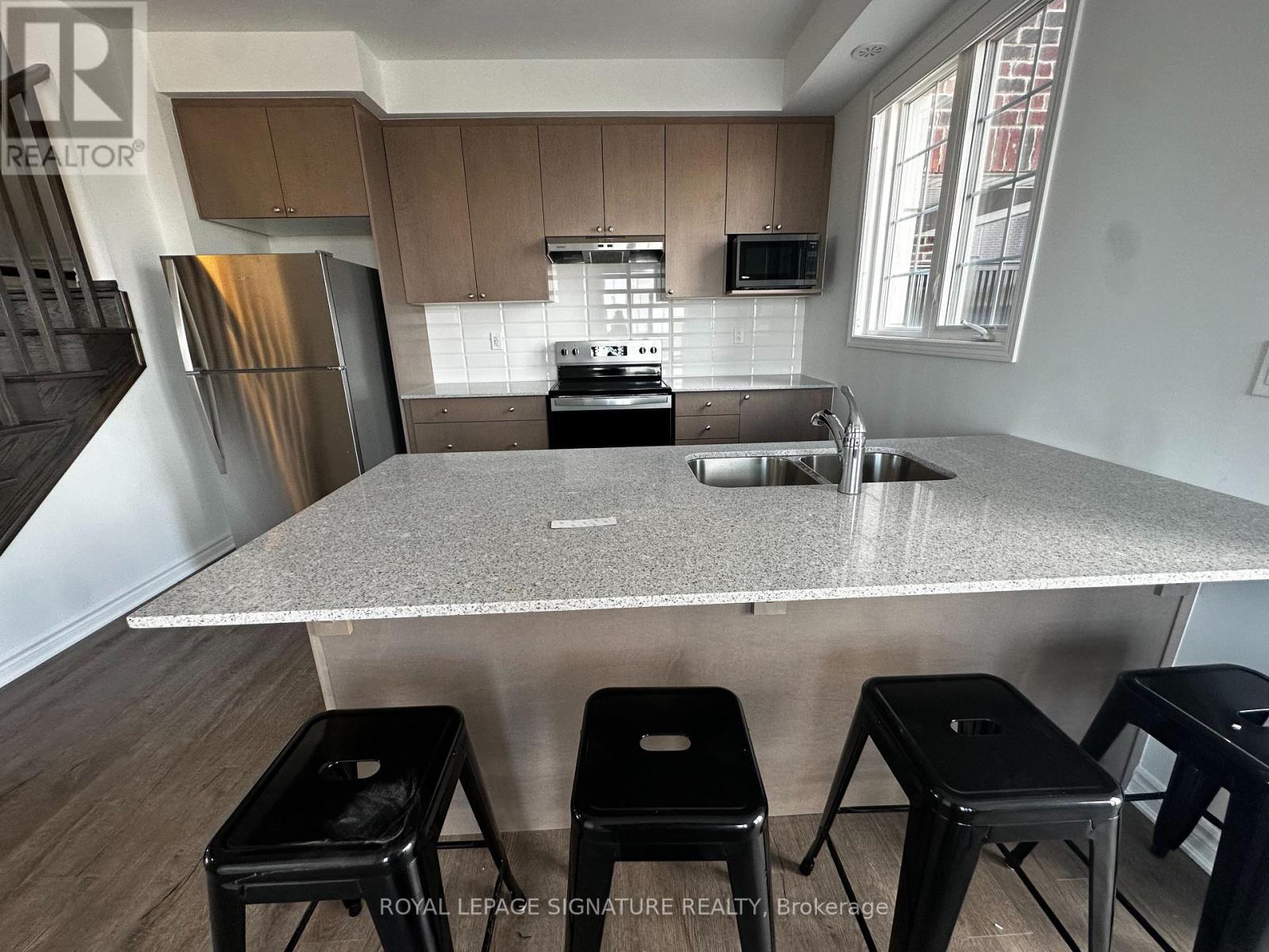 Photo 3 of 15 1259 Lily Crescent, Milton ON