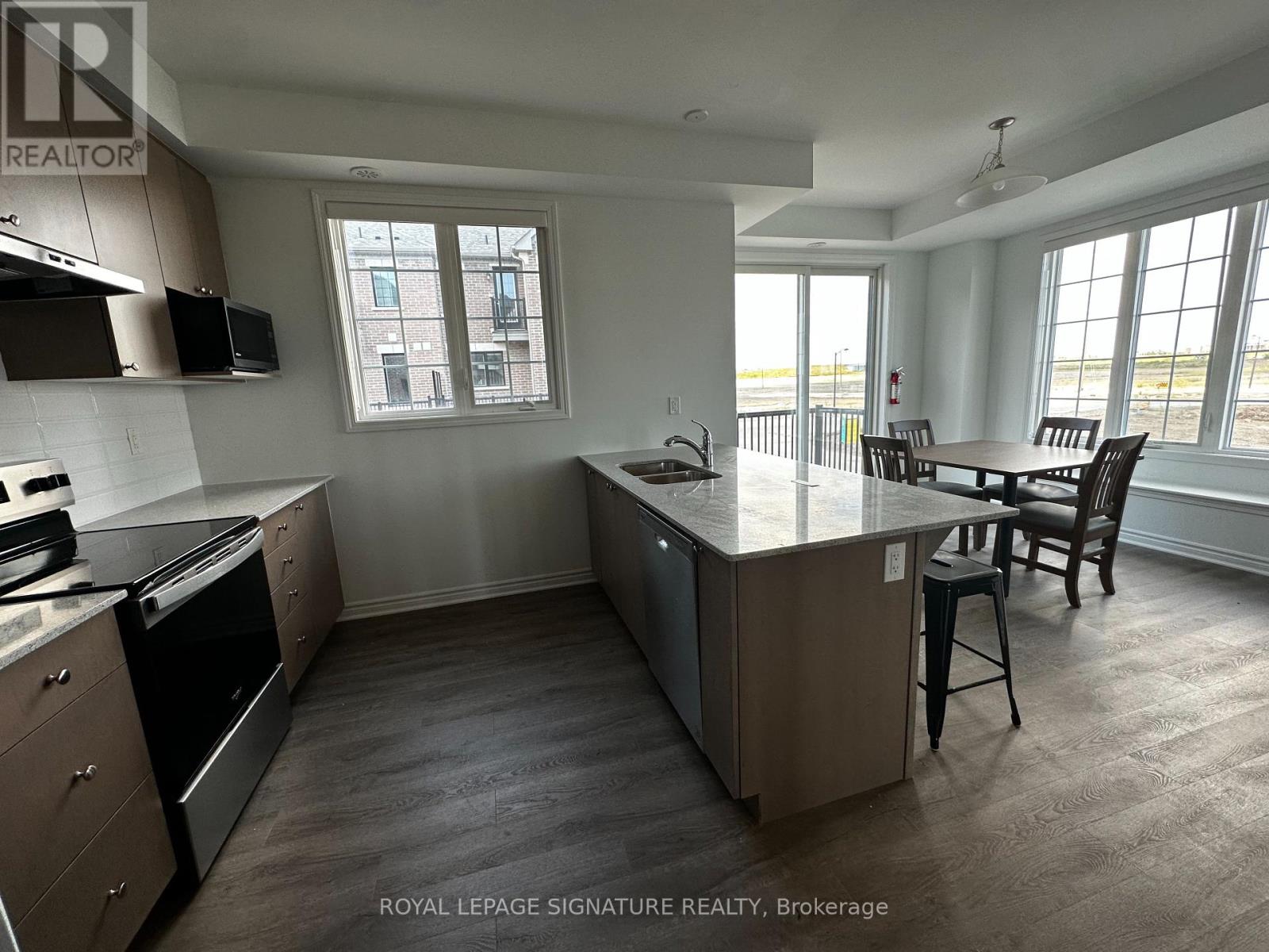 Photo 2 of 15 1259 Lily Crescent, Milton ON
