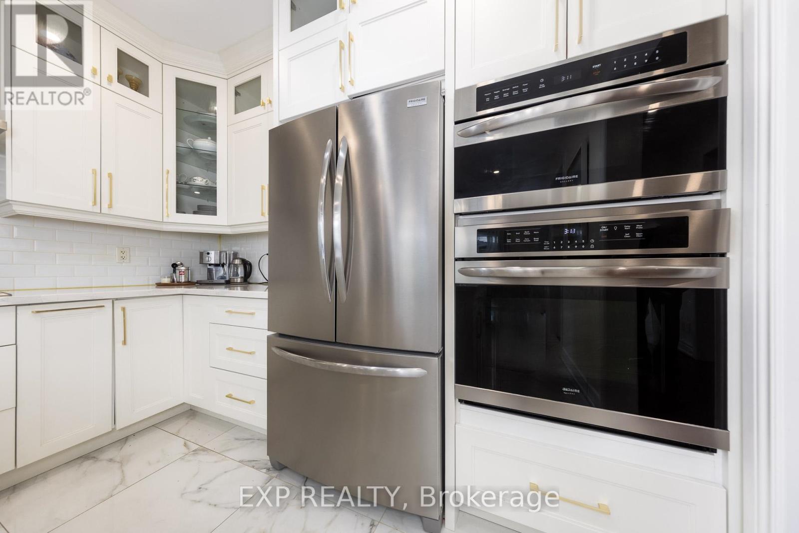 Photo 11 of 305 Via Romano Boulevard, Vaughan ON