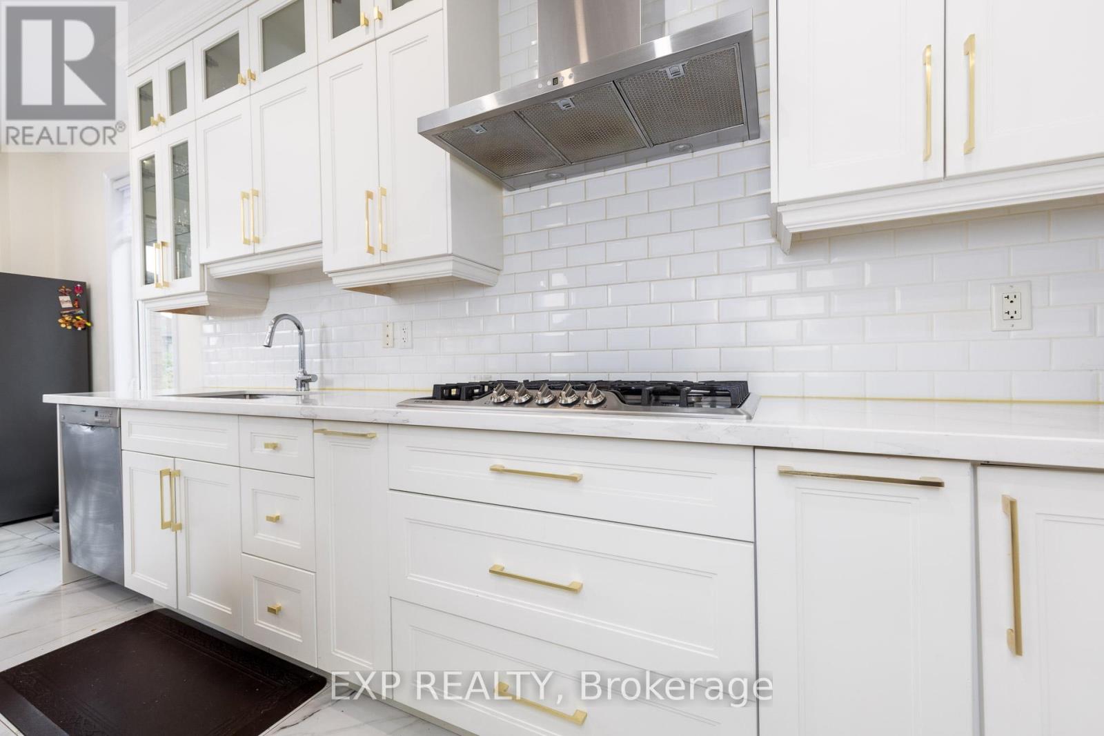 Photo 12 of 305 Via Romano Boulevard, Vaughan ON