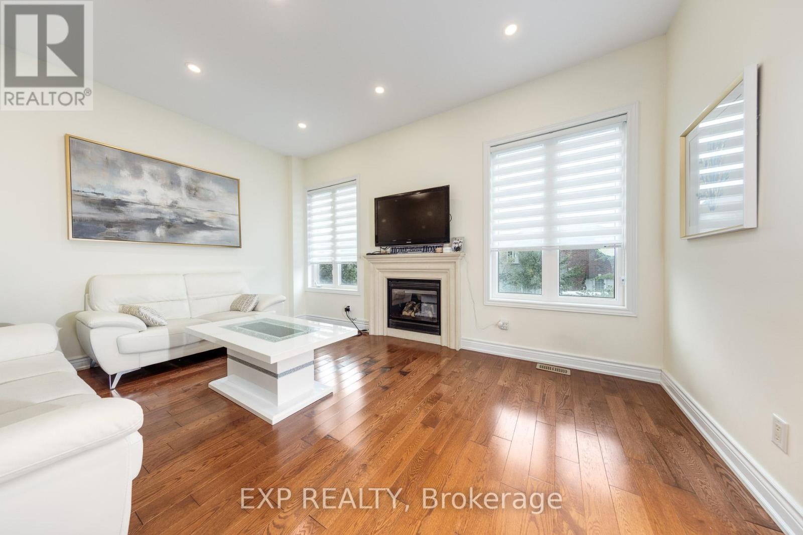 Photo 14 of 305 Via Romano Boulevard, Vaughan ON