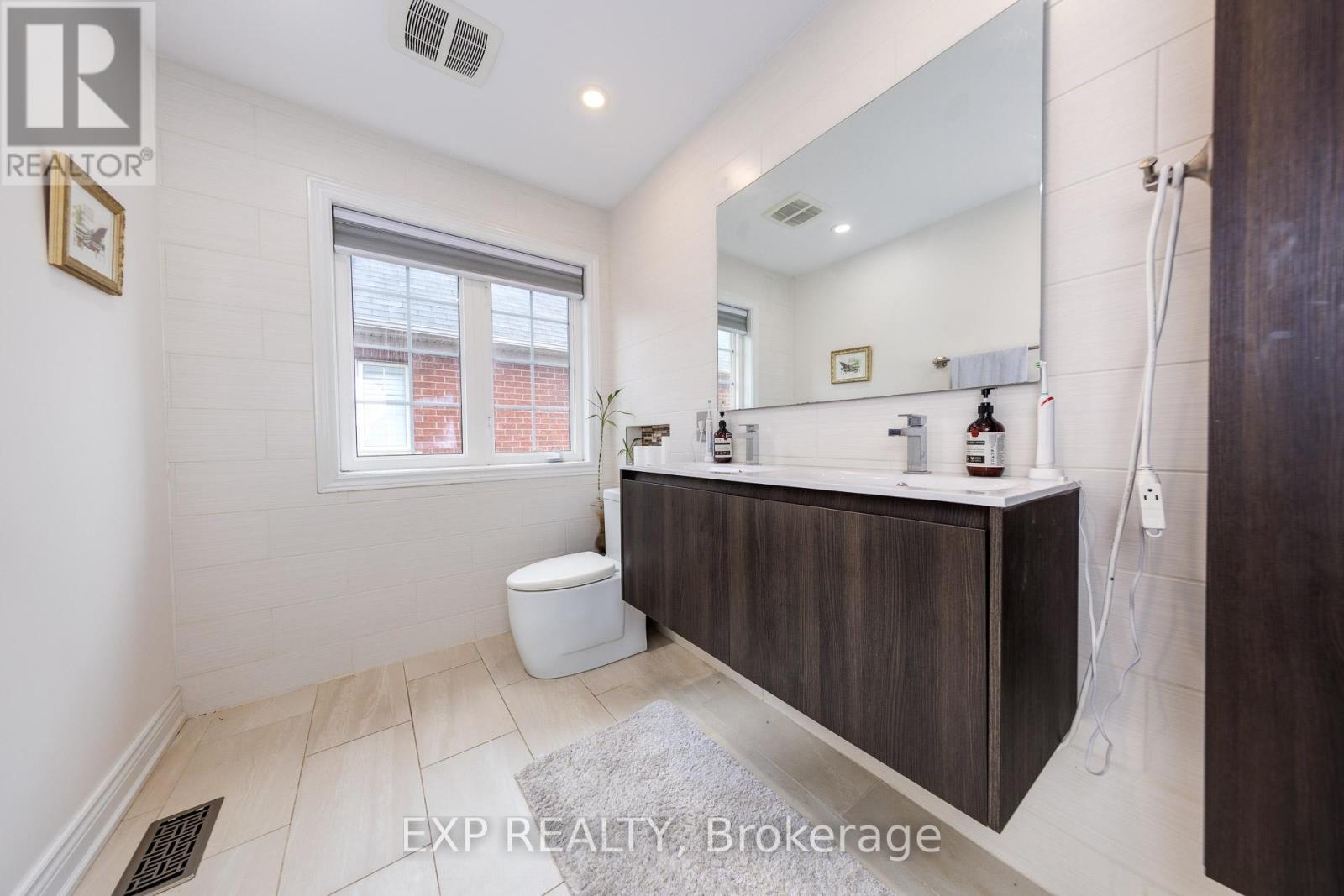 Photo 26 of 305 Via Romano Boulevard, Vaughan ON