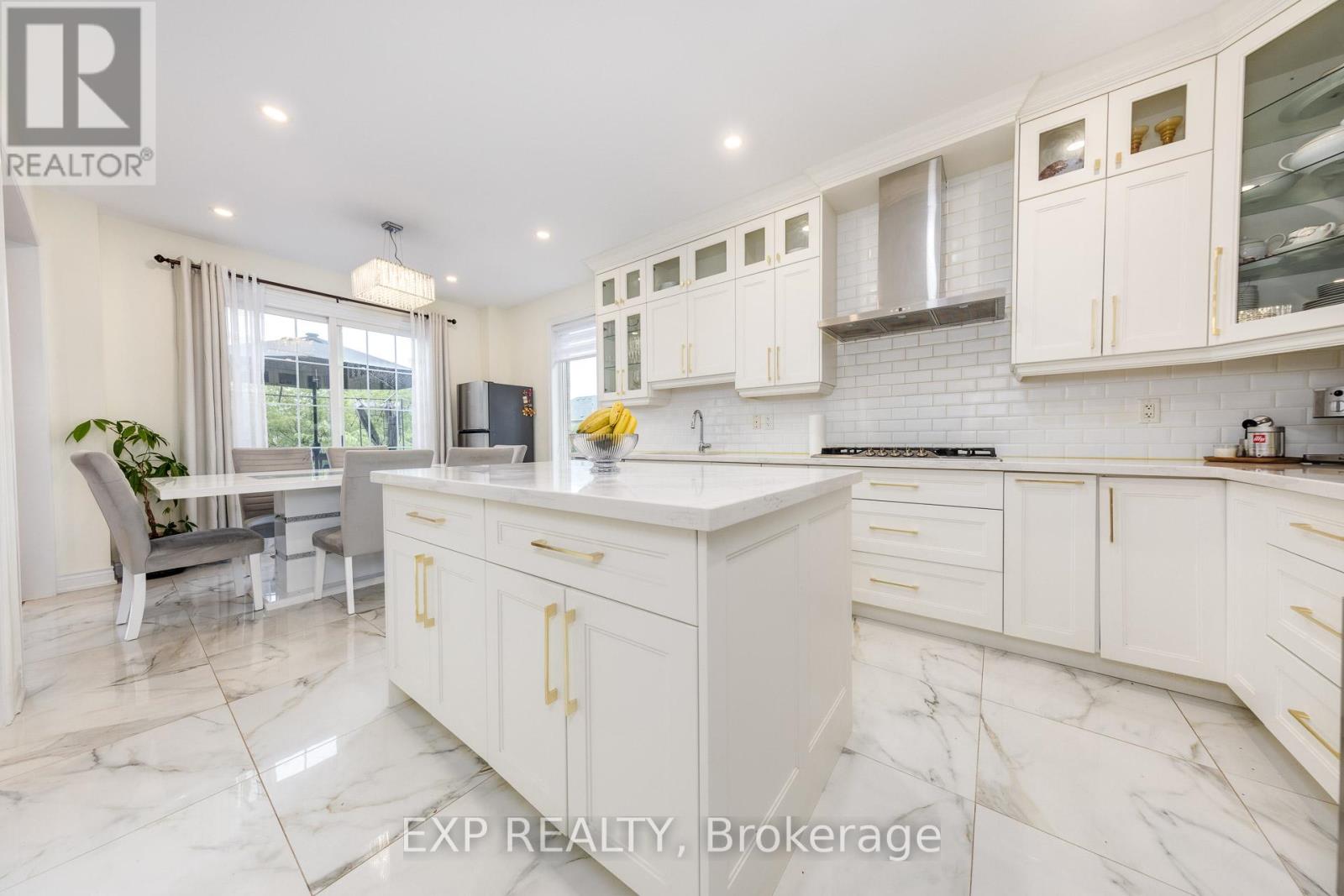 Photo 9 of 305 Via Romano Boulevard, Vaughan ON