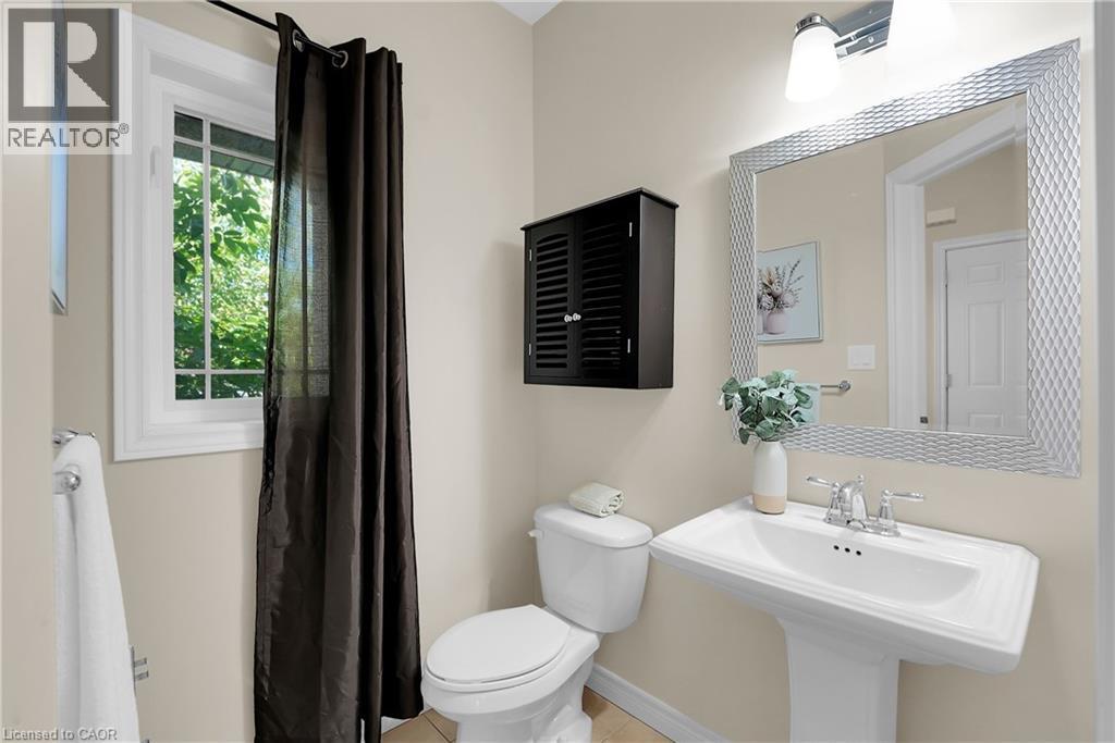 Photo 16 of 4896 Allan Court, Beamsville ON