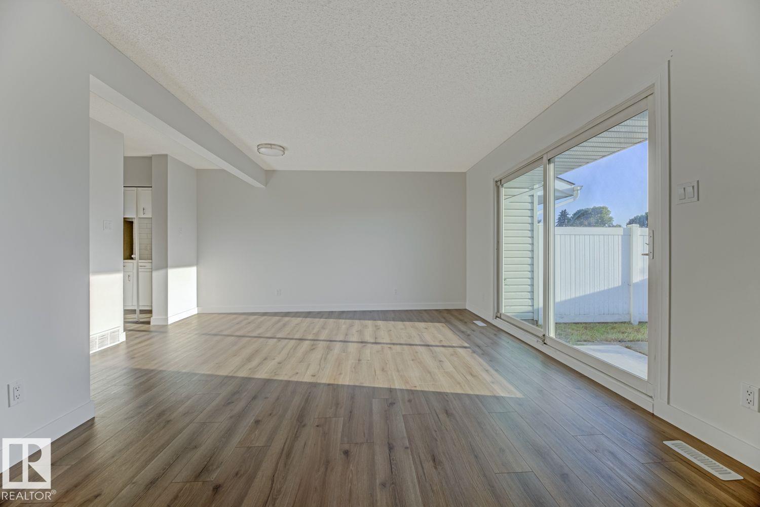 Photo 3 of 11514 139 Av Nw, Edmonton AB