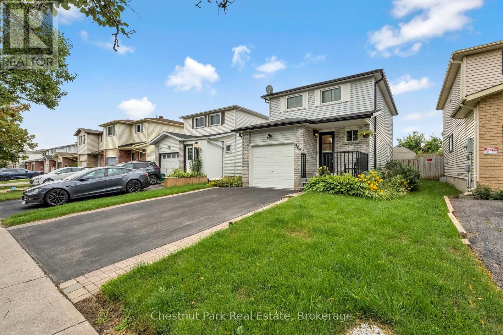 Photo 3 of 204 Hickling Trail, Barrie ON