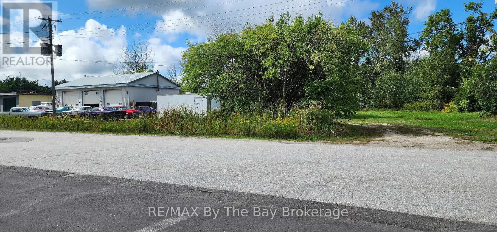 Photo 4 of 212 Beech Street, Clearview ON